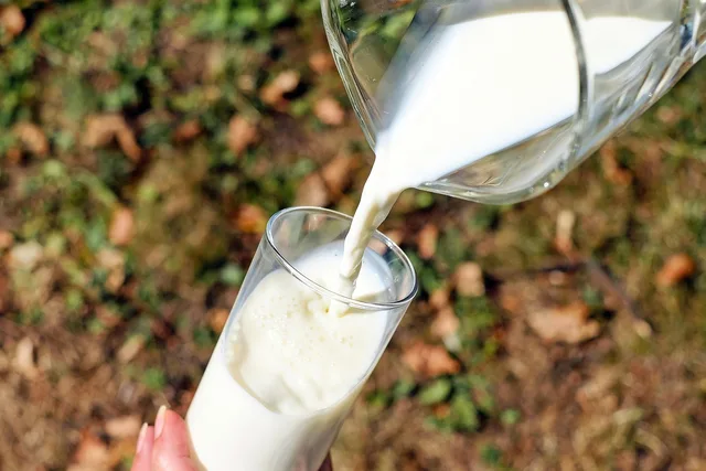 glas, milch, gießen, milch einschenken, kuhmilch, trinken, frische milch, krug, ein glas milch, milch, milch, milch, milch, milch. Erzeugerpreise einordnen: Bedeutung für Vorleistungen, Handel und Preisentwicklung